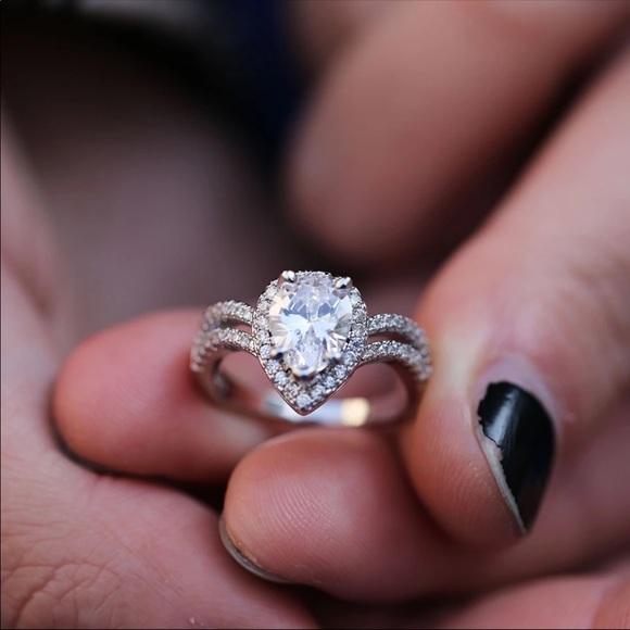 NEW Ring with Clear Pear Shape Cubic Zirconia - Picture 2 of 5